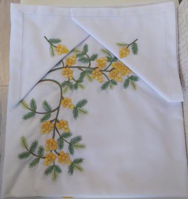Nappe ovale 8/10 personnes brodée à la main motif mimosa 