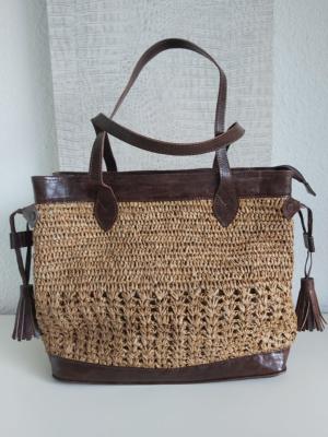 Sac en raphia et en cuir crochet devant fait main de Madagascar