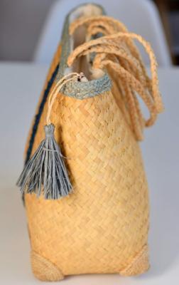 Sac en jonc artisanal dentelle naturel gris bleu de Madagascar