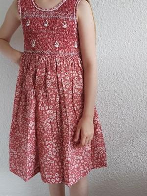 Robe fille à smocks sans manche modèle 1