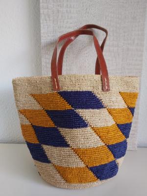 Sac cabas en raphia motif damier anse cuir fait main de Madagascar